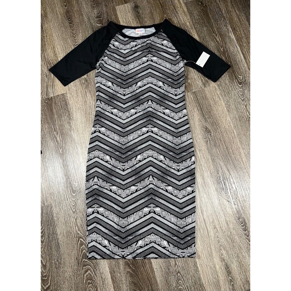 LuLaRoe Julia Dress XS Black White Geometric Chevron Raglan Short Sleeve Sheath